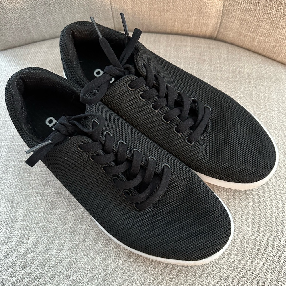 Atoms women size 7, men’s size 5.5